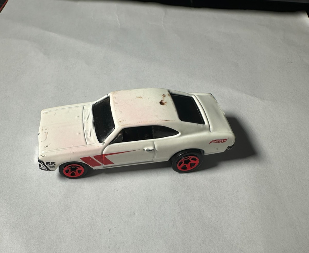 Hot Wheels 2011 Chevrolet SS TM GM White Mattel Diecast Model Car 2011